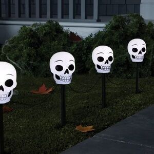 Hyde and EEK! 5 Skulls Stake LED Lights